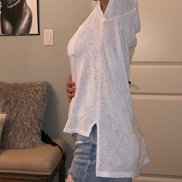 SOLD White t shirt with uneven hem - Picture 3 of 4